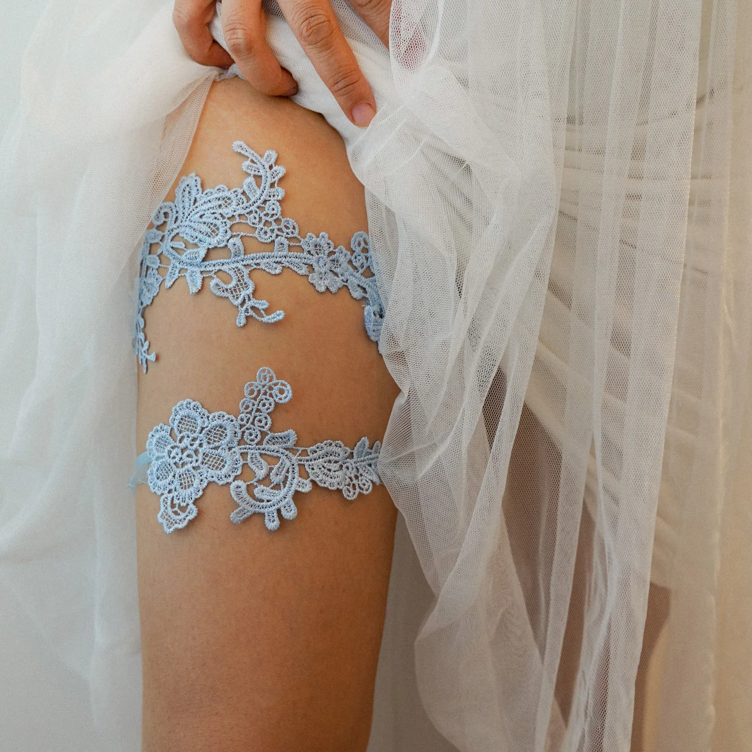 Garter Belt Set - Himmelblaues Hochzeits-Strumpfband-Set mit Spitzenapplikationen, dehnbares Blumen-Strumpfband
